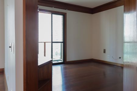 Apartamento à venda com 330m², 5 quartos e 5 vagas Apartamento à venda com 330m², 5 quartos e 5 vagasEscritório