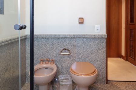 Apartamento à venda com 330m², 5 quartos e 5 vagas Apartamento à venda com 330m², 5 quartos e 5 vagasBanheiro da suíte principal