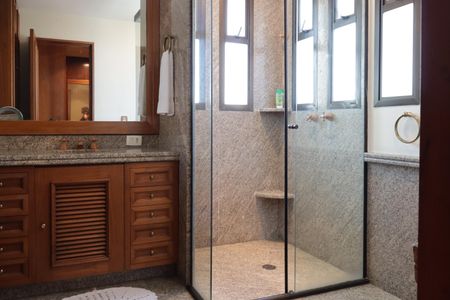 Apartamento à venda com 330m², 5 quartos e 5 vagas Apartamento à venda com 330m², 5 quartos e 5 vagasBanheiro da suíte principal