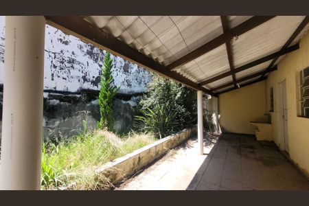 Casa à venda com 256m², 4 quartos e 3 vagas Casa à venda com 256m², 4 quartos e 3 vagasQuintal