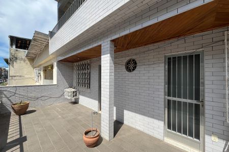 Casa à venda com 260m², 3 quartos e 1 vaga Casa à venda com 260m², 3 quartos e 1 vagaVaranda