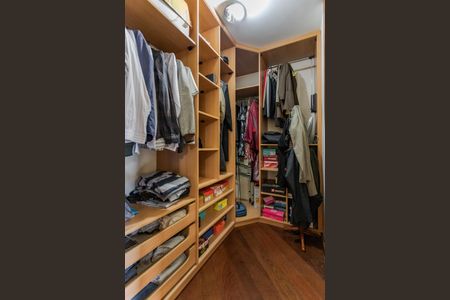 Casa à venda com 376m², 5 quartos e 4 vagas Casa à venda com 376m², 5 quartos e 4 vagasSuíte