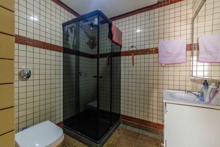 Casa de condomínio à venda com 297m², 3 quartos e 3 vagas Casa de condomínio à venda com 297m², 3 quartos e 3 vagasBanheiro da Suíte 2