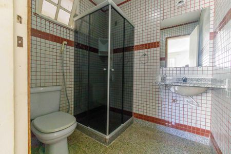 Casa de condomínio à venda com 297m², 3 quartos e 3 vagas Casa de condomínio à venda com 297m², 3 quartos e 3 vagasBanheiro da Suíte 1