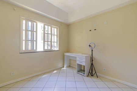 Casa de condomínio à venda com 297m², 3 quartos e 3 vagas Casa de condomínio à venda com 297m², 3 quartos e 3 vagasQuarto