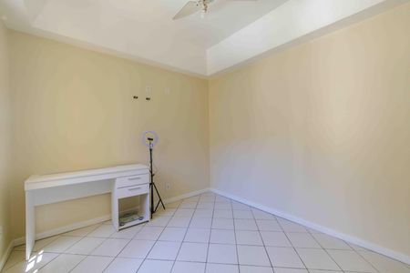 Casa de condomínio à venda com 297m², 3 quartos e 3 vagas Casa de condomínio à venda com 297m², 3 quartos e 3 vagasQuarto