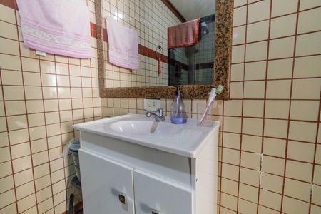 Casa de condomínio à venda com 297m², 3 quartos e 3 vagas Casa de condomínio à venda com 297m², 3 quartos e 3 vagasBanheiro da Suíte 2