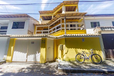 Casa de condomínio à venda com 297m², 3 quartos e 3 vagas Casa de condomínio à venda com 297m², 3 quartos e 3 vagasFachada