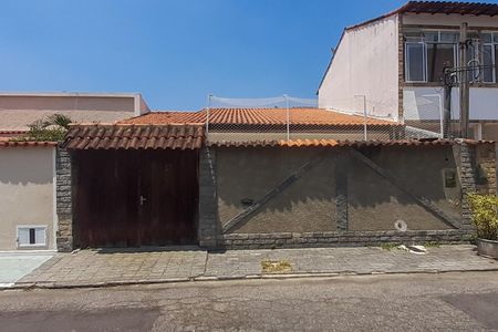 Casa de condomínio à venda com 216m², 2 quartos e 3 vagas Casa de condomínio à venda com 216m², 2 quartos e 3 vagasFachada