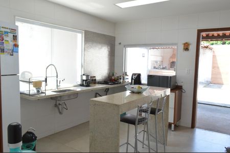 Casa de condomínio à venda com 216m², 2 quartos e 3 vagas Casa de condomínio à venda com 216m², 2 quartos e 3 vagasCozinha