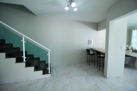 Casa à venda com 150m², 3 quartos e 3 vagas Casa à venda com 150m², 3 quartos e 3 vagasEscada da Sala