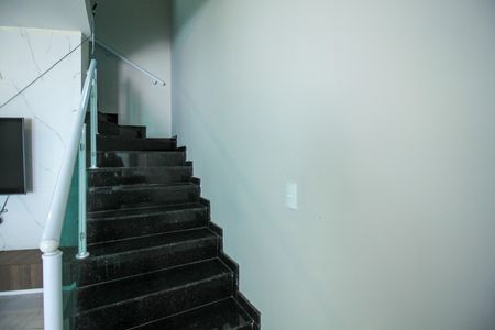Casa à venda com 150m², 3 quartos e 3 vagas Casa à venda com 150m², 3 quartos e 3 vagasEscada da Sala