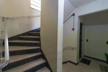 Apartamento à venda com 78m², 2 quartos e sem vaga Apartamento à venda com 78m², 2 quartos e sem vagaEscada