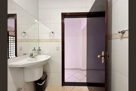 Casa à venda com 221m², 4 quartos e 7 vagas Casa à venda com 221m², 4 quartos e 7 vagasBanheiro