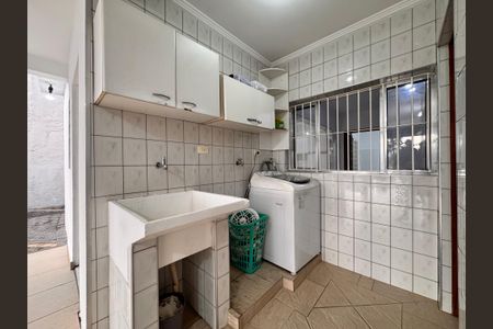Casa à venda com 221m², 4 quartos e 7 vagas Casa à venda com 221m², 4 quartos e 7 vagasLavanderia