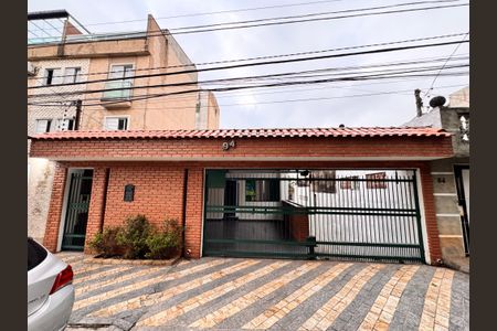 Casa à venda com 221m², 4 quartos e 7 vagas Casa à venda com 221m², 4 quartos e 7 vagasFachada
