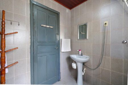 Casa à venda com 170m², 2 quartos e 2 vagas Casa à venda com 170m², 2 quartos e 2 vagasBanheiro