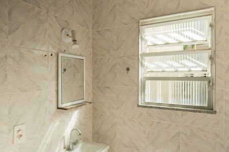 Casa à venda com 350m², 2 quartos e 6 vagasBanheiro do Quintal