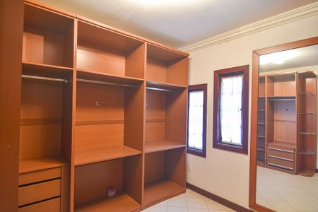 Casa à venda com 400m², 5 quartos e 3 vagas Casa à venda com 400m², 5 quartos e 3 vagasCloset