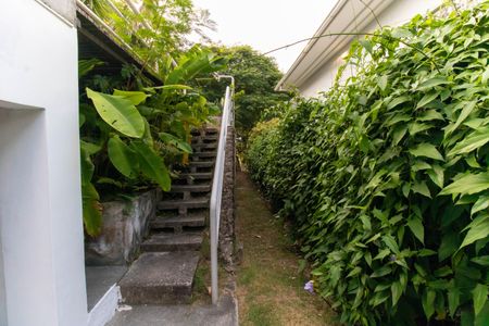 Casa de condomínio à venda com 392m², 4 quartos e 4 vagas Casa de condomínio à venda com 392m², 4 quartos e 4 vagasÁrea externa