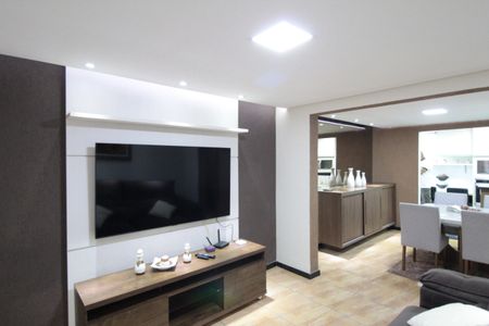 Casa à venda com 360m², 2 quartos e 6 vagasSala