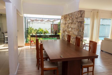 Casa à venda com 560m², 6 quartos e 2 vagas Casa à venda com 560m², 6 quartos e 2 vagasSala de Jantar