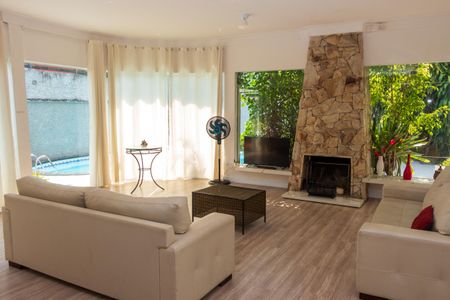 Casa à venda com 560m², 6 quartos e 2 vagas Casa à venda com 560m², 6 quartos e 2 vagasSala de TV