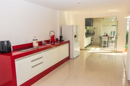 Casa à venda com 560m², 6 quartos e 2 vagas Casa à venda com 560m², 6 quartos e 2 vagasCozinha