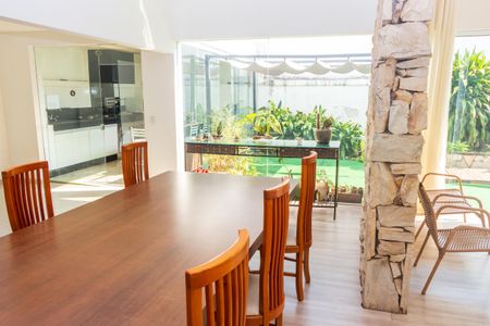 Casa à venda com 560m², 6 quartos e 2 vagas Casa à venda com 560m², 6 quartos e 2 vagasSala de Jantar