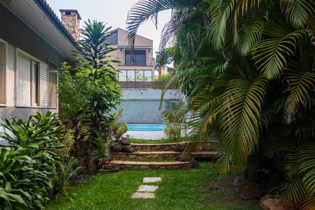 Casa à venda com 560m², 6 quartos e 2 vagas Casa à venda com 560m², 6 quartos e 2 vagasÁrea comum - Jardim