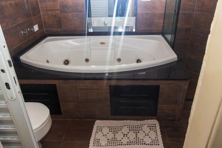 Casa à venda com 560m², 6 quartos e 2 vagas Casa à venda com 560m², 6 quartos e 2 vagasCasa 2 - Banheiro da Suíte 1