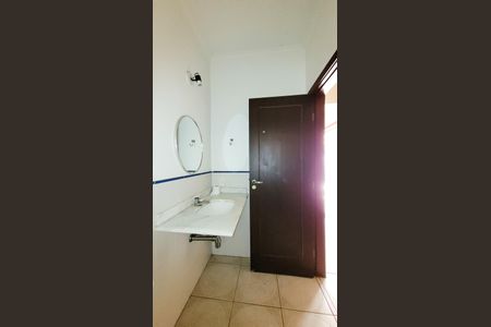 Casa de condomínio para alugar com 350m², 7 quartos e 4 vagas Casa de condomínio para alugar com 350m², 7 quartos e 4 vagasBanheiro da Área gourmet