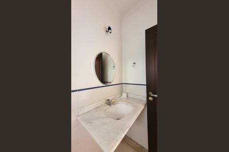 Casa de condomínio para alugar com 350m², 7 quartos e 4 vagas Casa de condomínio para alugar com 350m², 7 quartos e 4 vagasBanheiro da Área gourmet