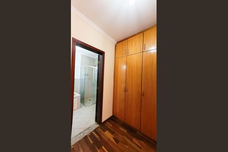 Casa de condomínio para alugar com 350m², 7 quartos e 4 vagas Casa de condomínio para alugar com 350m², 7 quartos e 4 vagasCloset da Suite Master