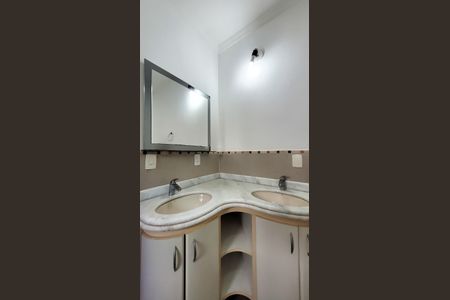 Casa de condomínio para alugar com 350m², 7 quartos e 4 vagas Casa de condomínio para alugar com 350m², 7 quartos e 4 vagasBanheiro da Suite Master