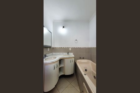 Casa de condomínio para alugar com 350m², 7 quartos e 4 vagas Casa de condomínio para alugar com 350m², 7 quartos e 4 vagasBanheiro da Suite Master