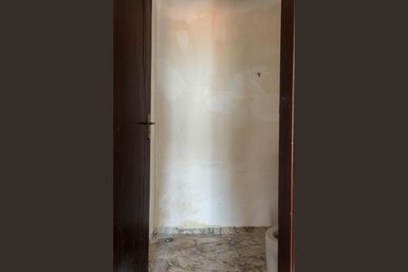 Casa à venda com 208m², 4 quartos e 3 vagas Casa à venda com 208m², 4 quartos e 3 vagasBanheiro de serviço