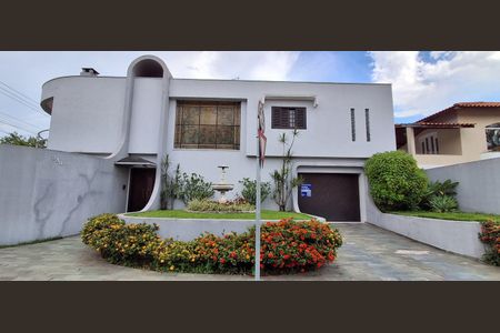 Casa à venda com 350m², 4 quartos e 4 vagasFachada