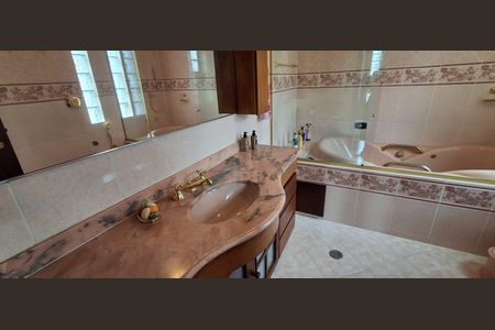 Casa à venda com 350m², 4 quartos e 4 vagasBanheiro Suíte 3