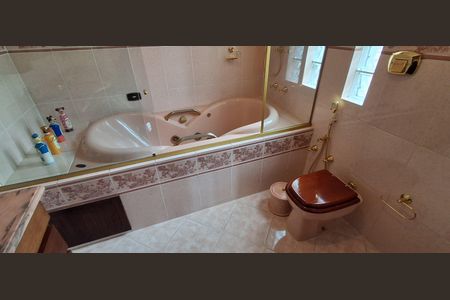 Casa à venda com 350m², 4 quartos e 4 vagasBanheiro Suíte 3