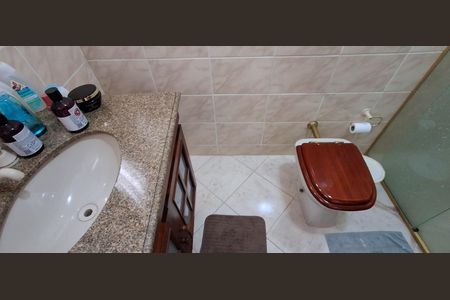 Casa à venda com 350m², 4 quartos e 4 vagasBanheiro Suíte 2