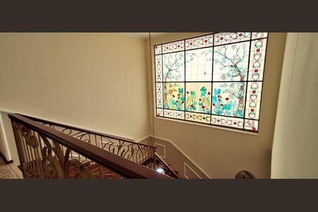 Casa à venda com 350m², 4 quartos e 4 vagasEscada