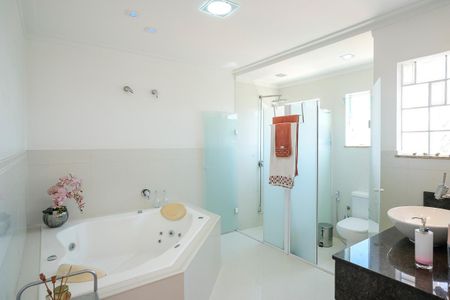 Casa à venda com 465m², 3 quartos e 7 vagasBanheiro da suíte 1