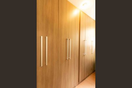 Casa à venda com 360m², 3 quartos e 2 vagas Casa à venda com 360m², 3 quartos e 2 vagasCloset