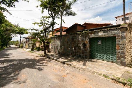Casa à venda com 360m², 3 quartos e 2 vagas Casa à venda com 360m², 3 quartos e 2 vagasFachada
