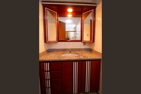 Apartamento à venda com 215m², 4 quartos e 2 vagas Apartamento à venda com 215m², 4 quartos e 2 vagasBanheiro da Suíte 1