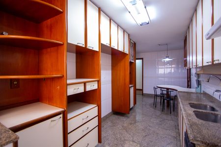 Apartamento à venda com 215m², 4 quartos e 2 vagas Apartamento à venda com 215m², 4 quartos e 2 vagasCozinha