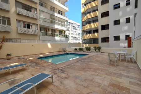Apartamento à venda com 215m², 4 quartos e 2 vagas Apartamento à venda com 215m², 4 quartos e 2 vagasÁrea comum - Piscina