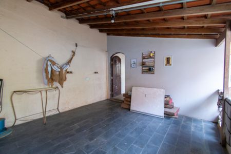 Casa à venda com 253m², 2 quartos e 1 vaga Casa à venda com 253m², 2 quartos e 1 vagaVaranda