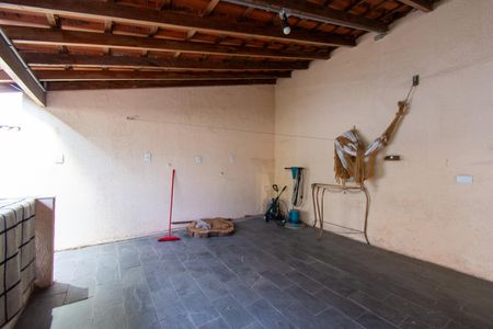 Casa à venda com 253m², 2 quartos e 1 vaga Casa à venda com 253m², 2 quartos e 1 vagaVaranda